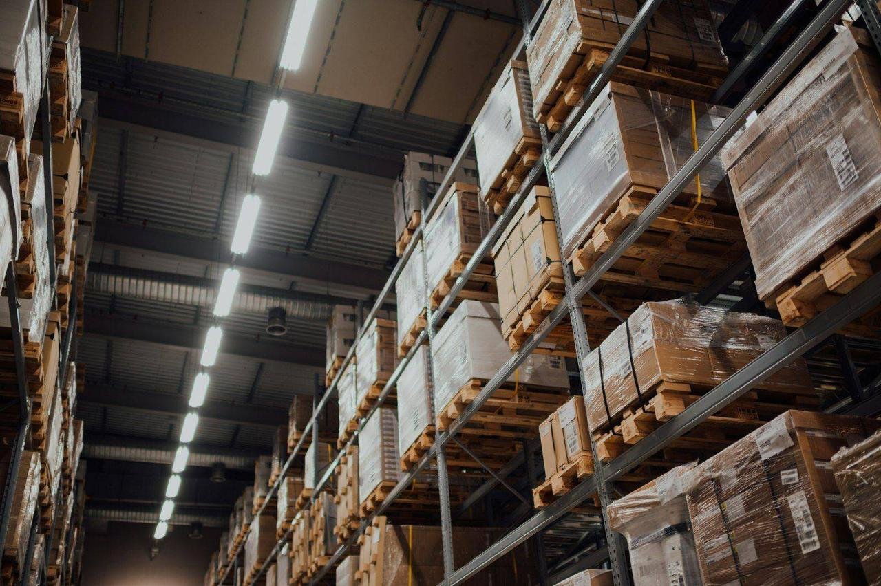 Forklift in a warehouse — electric vs diesel vs LPG comparison