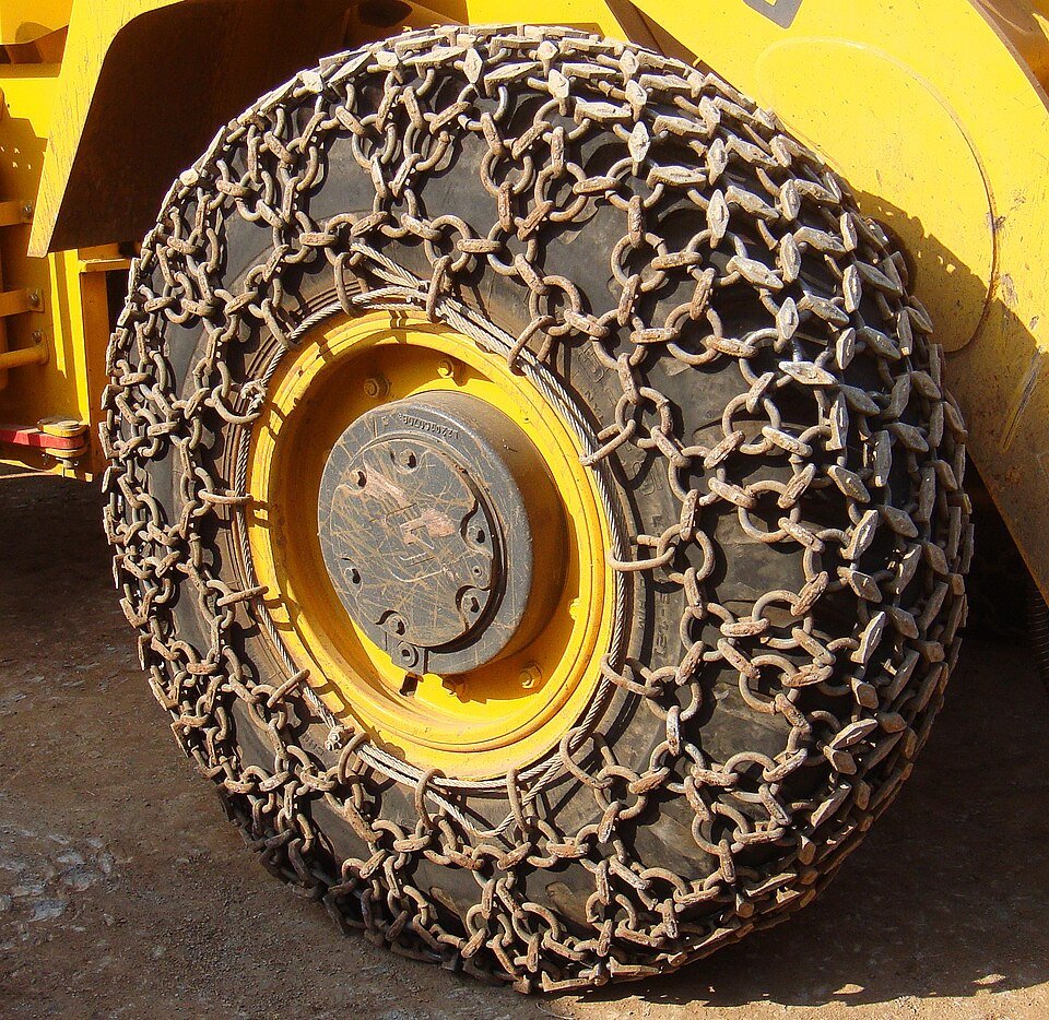 Caterpillar 135-9800 J800 loader rock penetration HD bucket tooth on a 994 class wheel loader bucket